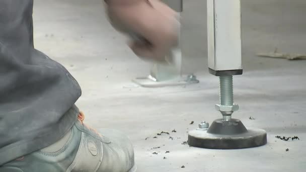 Mit Einem Schraubenschlüssel Maschinen Boden Festziehen — Stockvideo