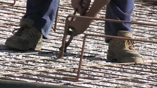 Maurer Legt Draht Geschmiedetes Eisen Bevor Beton Einbettet — Stockvideo