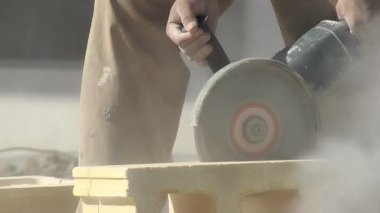 Öğütücüyle tuğla kesmek