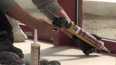 Operatör silikon yalıtkan yayıyor.