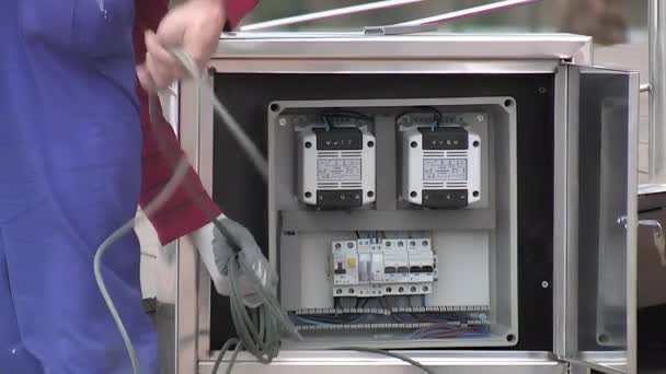 Eletricista Coleta Cabos Uma Caixa Industrial Elétrica Com Diferenciais — Vídeo de Stock