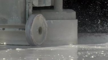 Endüstriyel gruplama makinesi çalışıyor