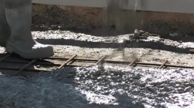 Döşeme döşemesine beton düşüyor.