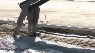 Kamyon karıştırıcısından beton döşeme döşemesi