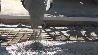 Kamyon karıştırıcısından beton döşeme döşemesi