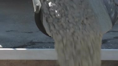 Kamyon karıştırıcısından beton dökülmüş.