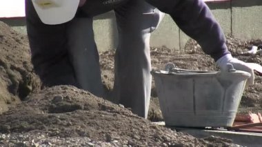 Tuğlacı küçük bir mala ve havan topuyla çalışıyor.