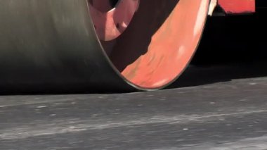 Katranı yok eden sıkıştırıcı ya da silindir.