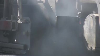 Katran makinesi yolu asfaltlıyor.