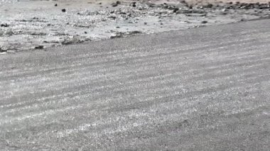 Yeni bir yolda katranı yok eden sıkıştırıcı ya da buharlı silindirler