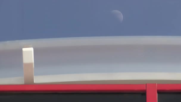 Der Mond Bewegt Sich Über Einem Industriedach Mit Weißer Atmosphäre — Stockvideo
