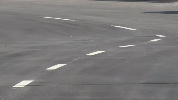 一条新公路上的虚线刚刚被弄脏了 — 图库视频影像