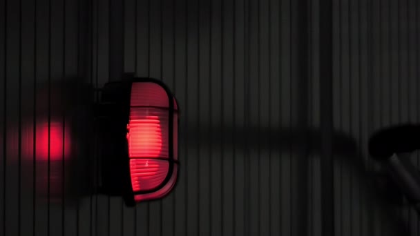 仓库里的红色工业灯 — 图库视频影像