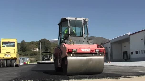 Steamroller Compactor Apisionating Tar New Road — Stock Video