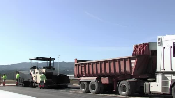 Caminhão Com Montagem Reboque Paver Asfalto — Vídeo de Stock