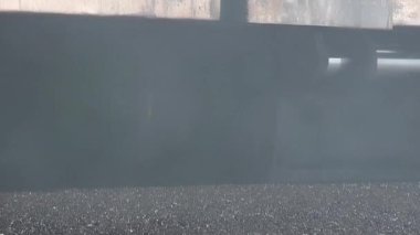 Dumanlı sıcak katran yeni bir yola atılmış
