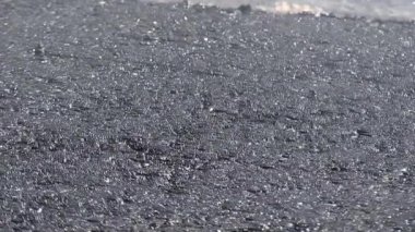 Dumanlı sıcak katran yeni bir yola atılmış