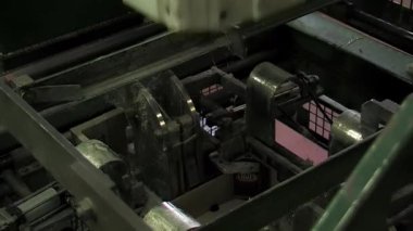 Karton Kutu Kesme Makinesi Kutuları Yaparken Öldü