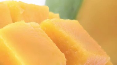 Mango hamuru küp küp kesilmiş, kapatın.