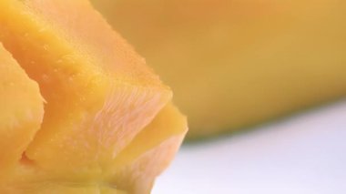 Küp küp kesilmiş hamur mango.