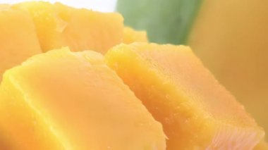 Küp küp kesilmiş mango meyvesi.
