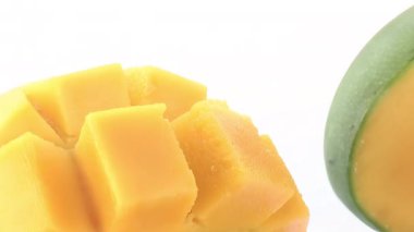 Mango meyvesi küp küp kesilmiş ve mango ikiye bölünmüş, yakınlaştırılmış