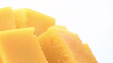 Küp halinde kesilmiş lezzetli mango meyvesi.
