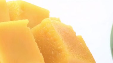 Küp şeklinde kesilmiş güzel bir mango.