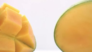 Küp şeklinde kesilmiş mango meyvesi.