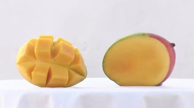 Küp şeklinde kesilmiş mango meyvesi.