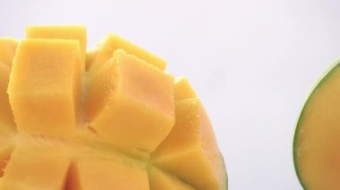 Güzel mango. Yarı küp kesilmiş.