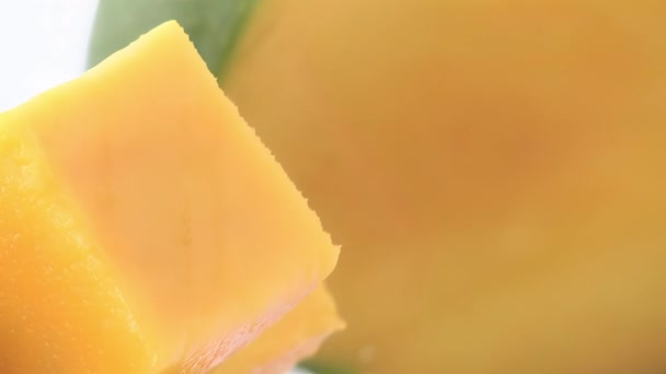 Masa Mango Pokrojona Kostkę Mango Pocięte Połową — Wideo stockowe