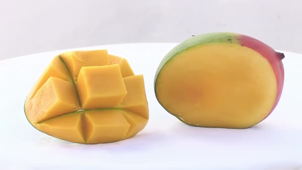 Mango Medio Cortado Cubos — Vídeos de Stock