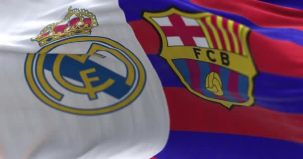 皇马和巴塞罗那足球俱乐部的旗帜挥动着 — 图库视频影像