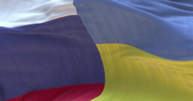 Rusya ve Ukrayna bayrağı dalgalanıyor. Döngü
