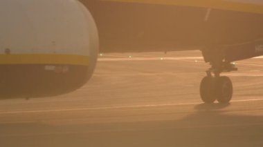 Yolcu uçağı iniş takımları kalkışa hazırlanıyor.