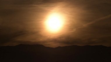 uçak havaalanına iniş gün batımında