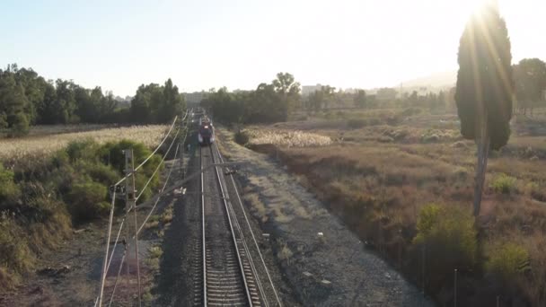 Osobní Vlak Přijíždí Odjíždí Při Západu Slunce — Stock video