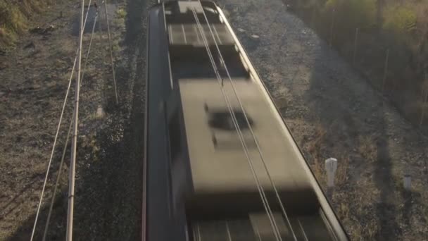Comboio Passageiros Que Passa Afasta Pôr Sol — Vídeo de Stock