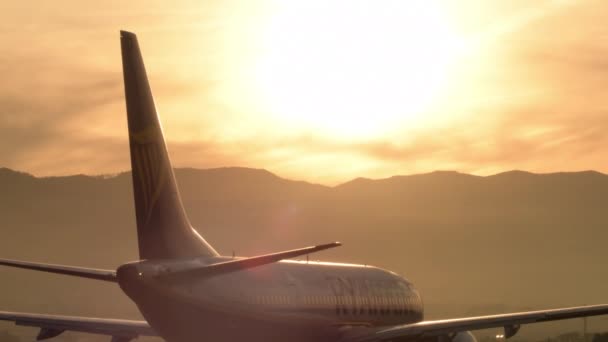 Cestující Letadla Přistávají Čekají Letišti Při Západu Slunce — Stock video