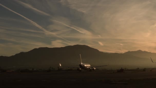 Літак Злітно Посадковій Смузі Аеропорту Злітає Під Час Заходу Сонця — стокове відео