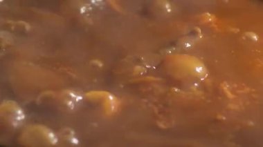 Tencerede kaynayan biftek güveci.