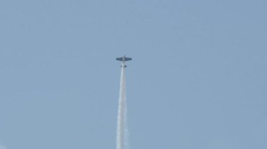 Hava gösterisinde akrobat uçaklar uçuyor.