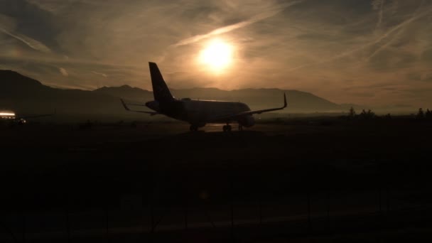 Cestující Letadlo Letištní Dráze Při Západu Slunce — Stock video