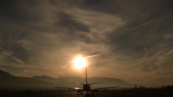 Letadlo Letištní Dráze Čeká Odlet Při Západu Slunce — Stock video