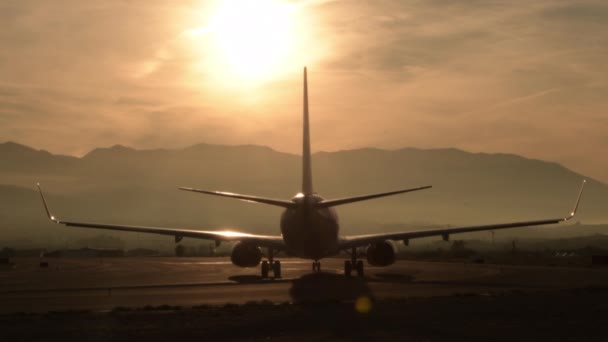 Cestující Letadlo Letištní Dráze Čeká Odlet Při Západu Slunce — Stock video
