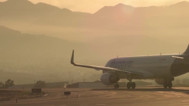 Letadlo Letištní Dráze Přesouvá Startu Při Západu Slunce — Stock video