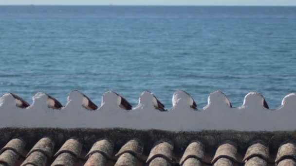 Плитка Белой Крыше Рядом Средиземным Морем — стоковое видео