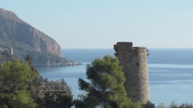 El Pino 'nun Gözcü Kulesi ve La Caleta' nın Gözcü Kulesi veya El Cauelo, Nerja, İspanya