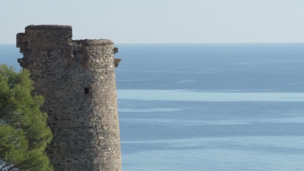 青い海とエルピノの時計塔 ニハール スペイン — ストック動画